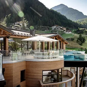 – Alpine . Luxury . Life 5* Sölden